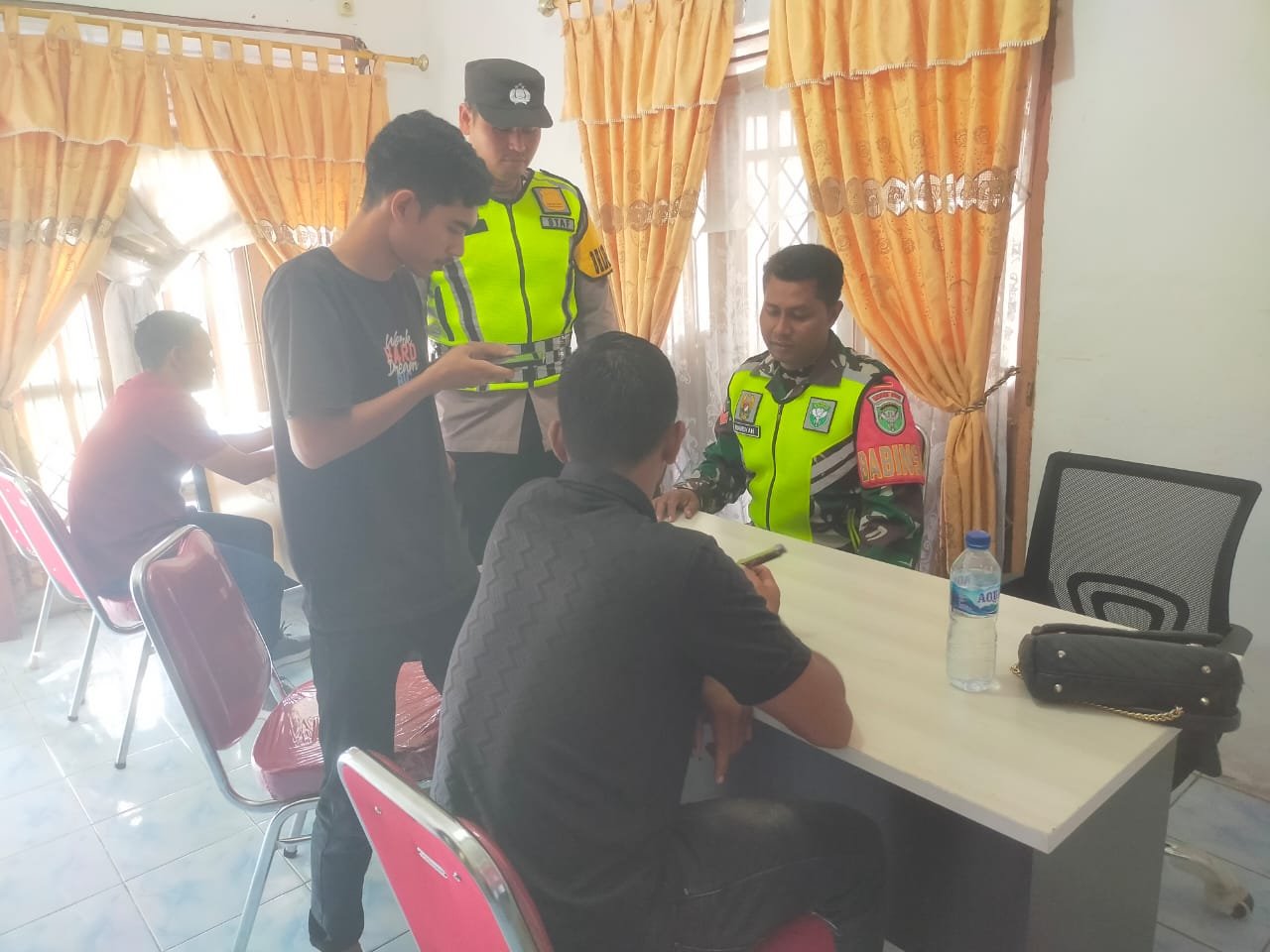 Sinergi TNI-Polri Babinsa dan Bhabinkamtibmas Gelar Komsos di Desa Drien Rampak