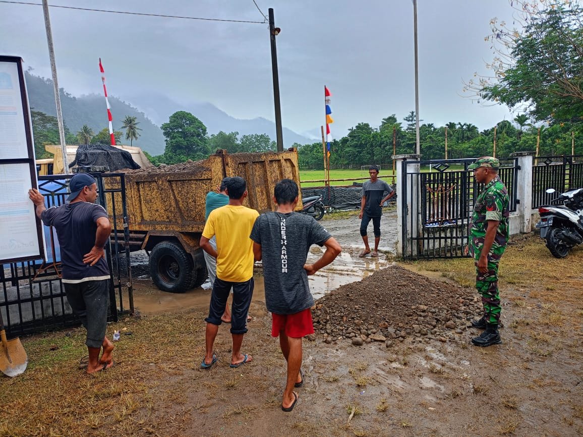 Peduli Warganya Babinsa Bantu Angkat Pasir
