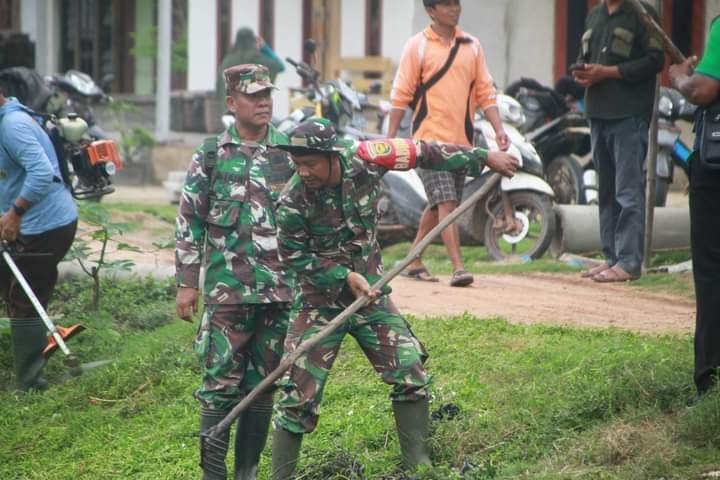 Danramil 426-03/Rawajitu, Terjun Langsung Bersama Babinsa, Demi Jaga Lingkungan, Gelar Pembersihan Aliran Kanal