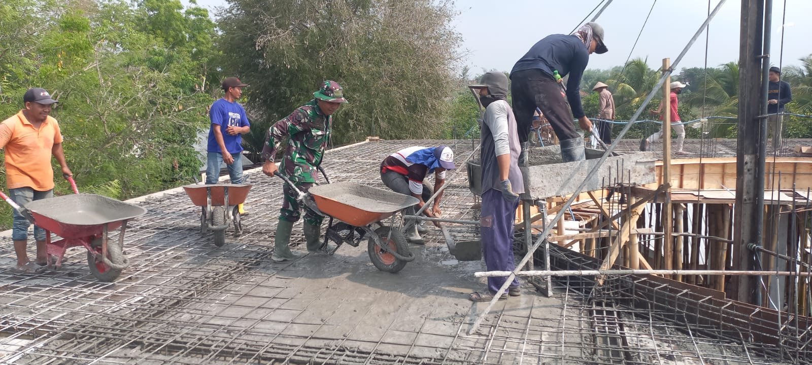 Karya Bakti TNI Bersama Warga Melaksanakan Pengecoran Masjid Ponpes Nururrasyad, Sakra Barat