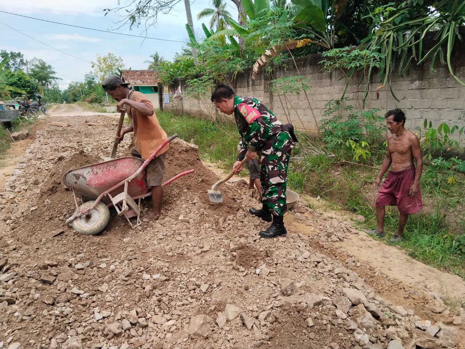 Bergerak Bersama Rakyat, Babinsa 426-01/SP, Gotong Royong Timbun Bahu Jalan