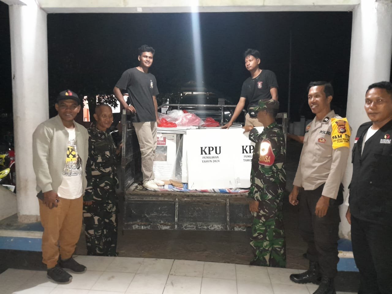 TNI-Polri Kawal Ketat Logistik Pemilu di Kecamatan Kilo, Kabupaten Dompu