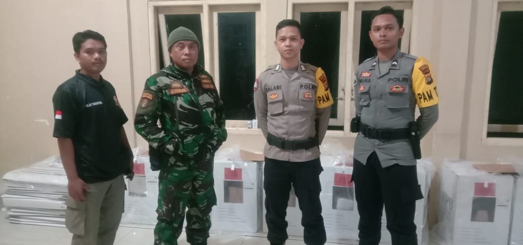 Babinsa Kodim 1615/Lotim Kawal Pengembalian Kotak Suara Pilkada Serentak 2024