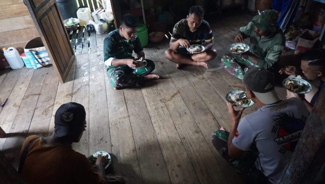 Syukuran Sederhana, Pemilik Rumah Ajak Satgas TMMD ke-125 Kodim 1205/Sintang Santap Siang Bareng