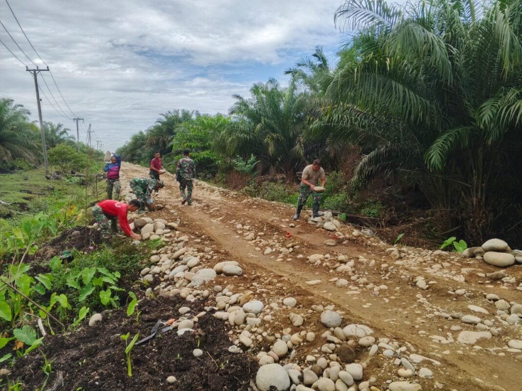 Gotong Royong Satgas dan Warga Ambil Batu untuk Gorong-Gorong Pada TMMD 125 Kodim Mukomuko