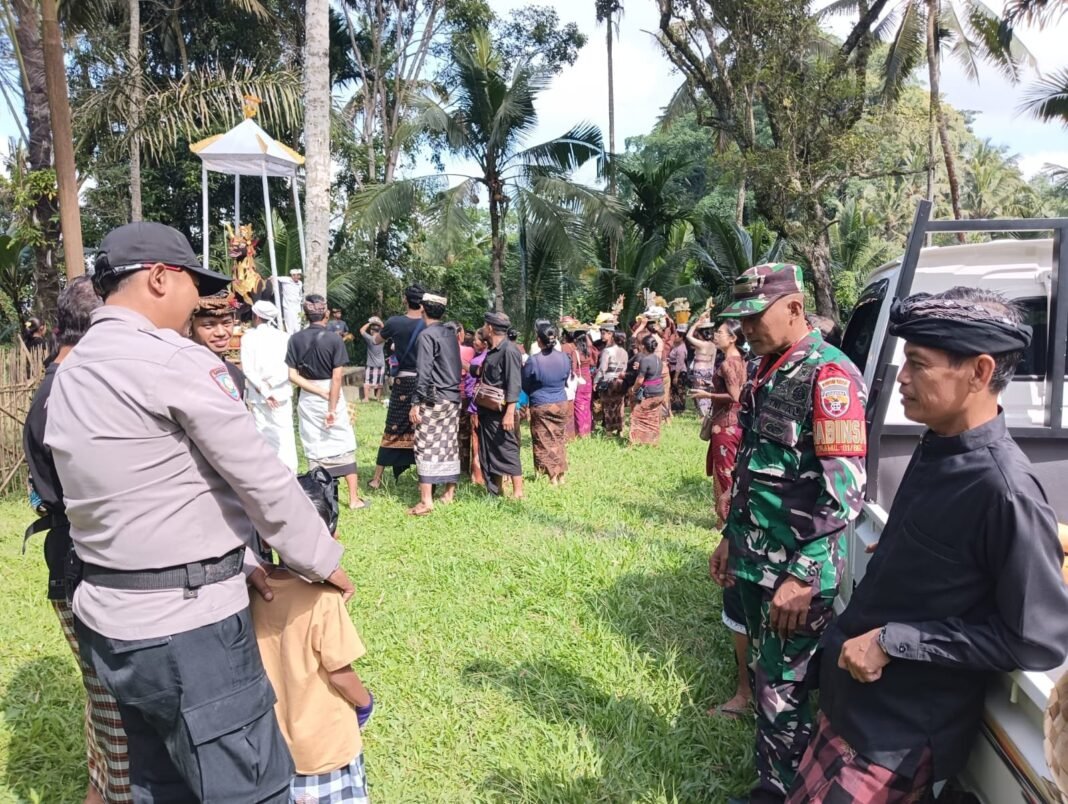 Babinsa Sidembunut Perkuat Hubungan TNI-Rakyat Lewat Pengawalan Upacara Adat