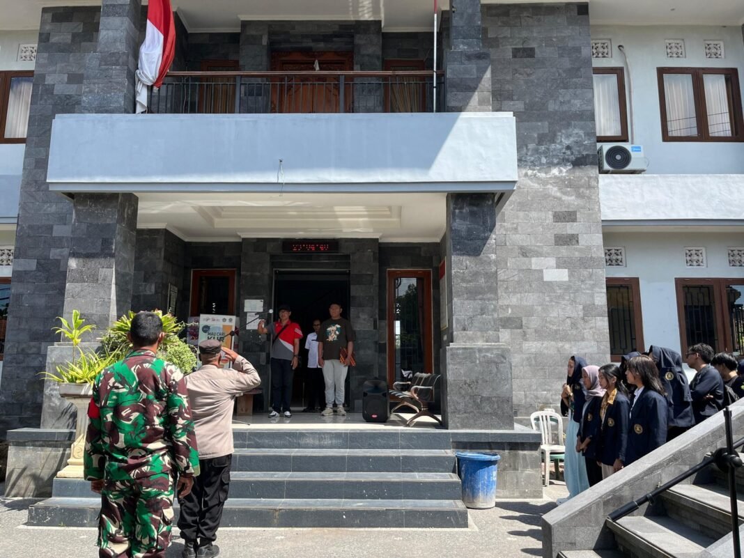 Kontribusi Nyata TNI Di Wilayah, Babinsa Nyalian Ikut Serta Geladi Upacara 17 Agustus