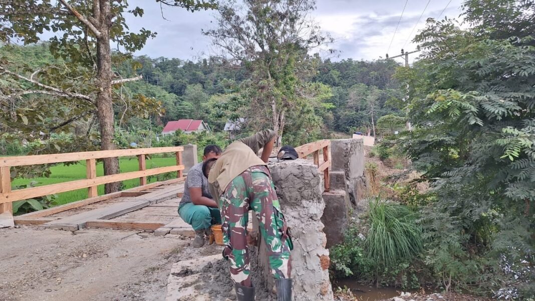 Satgas TMMD 125 Kodim Kendari dan Warga Nekudu Bersatu Perbaiki Kuping Jembatan yang Retak