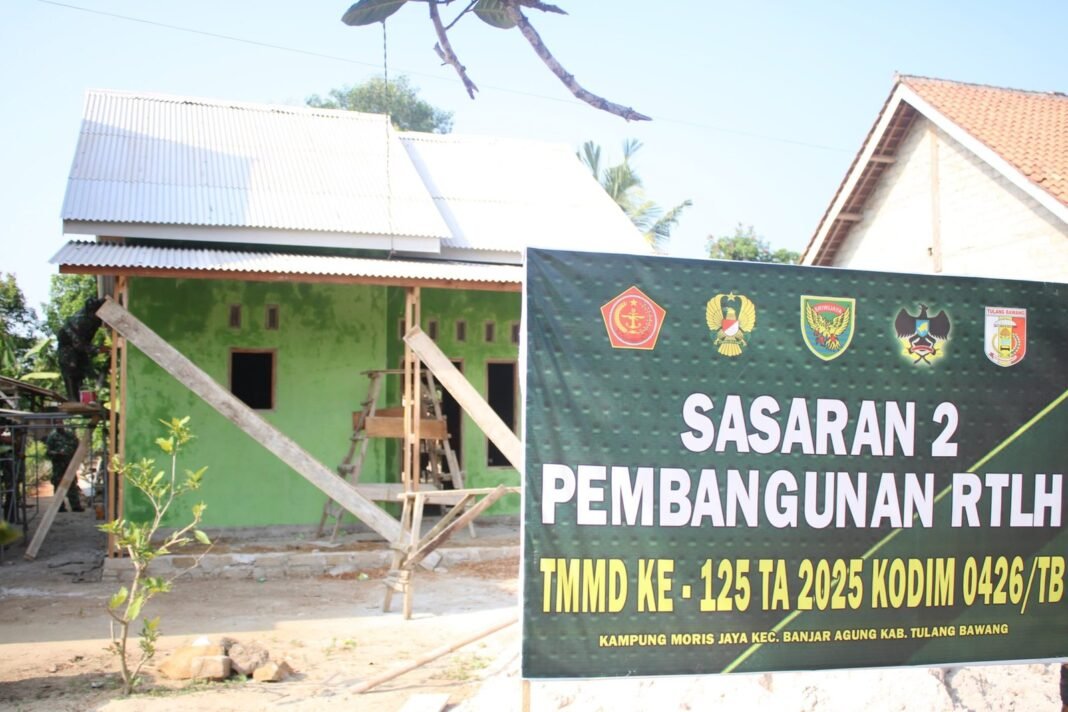Satgas TMMD Ke-125 Kodim 0426/Tulang Bawang Cat Rumah RTLH di Kampung Moris Jaya