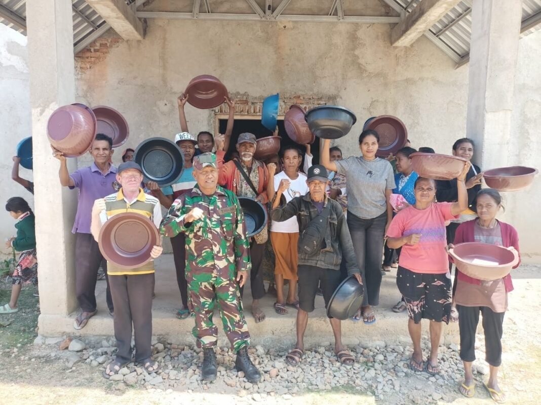 Satgas TMMD 125 Kodim 1605 Belu Bagi-Bagi Alat Dapur Kepada Masyarakat