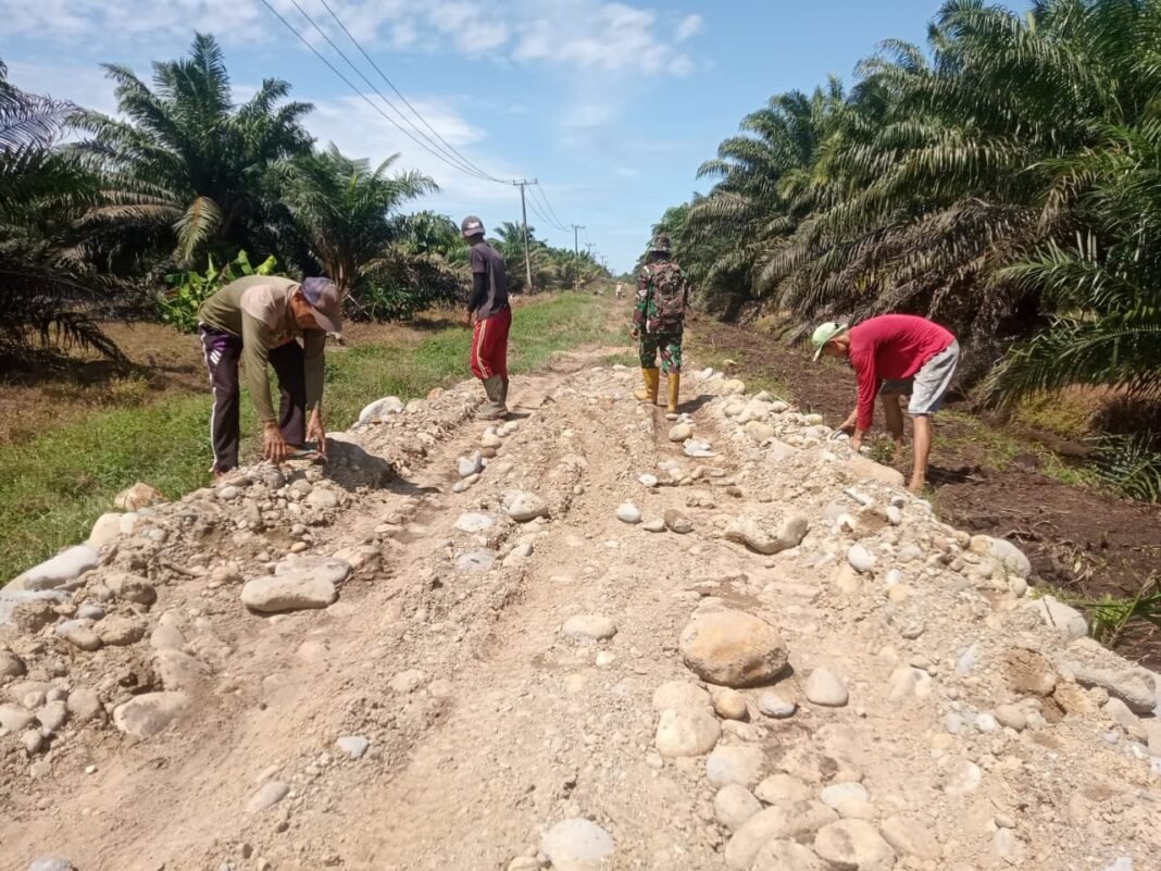 Teriknya Matahari Tak Menghalangi Semangat Satgas TMMD dan Warga di Lokasi Pengoralan Jalan