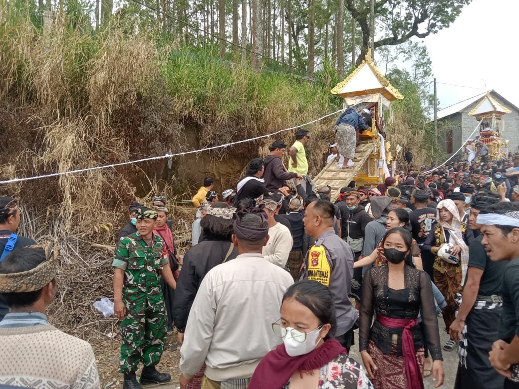 Babinsa Desa Sukawana Bersinergi dengan Aparat Desa Amankan Upacara Ngaben Massal