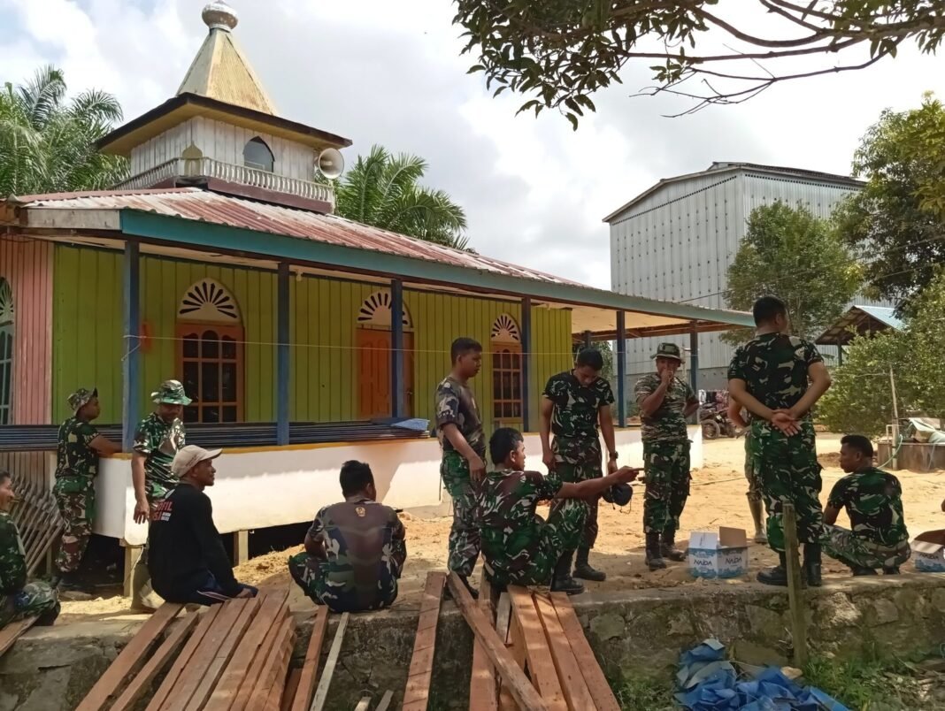 Satgas TMMD Kodim 1017/Lmd dan Warga Kuatkan Kebersamaan di Tengah Perehaban Rumah Ibadah