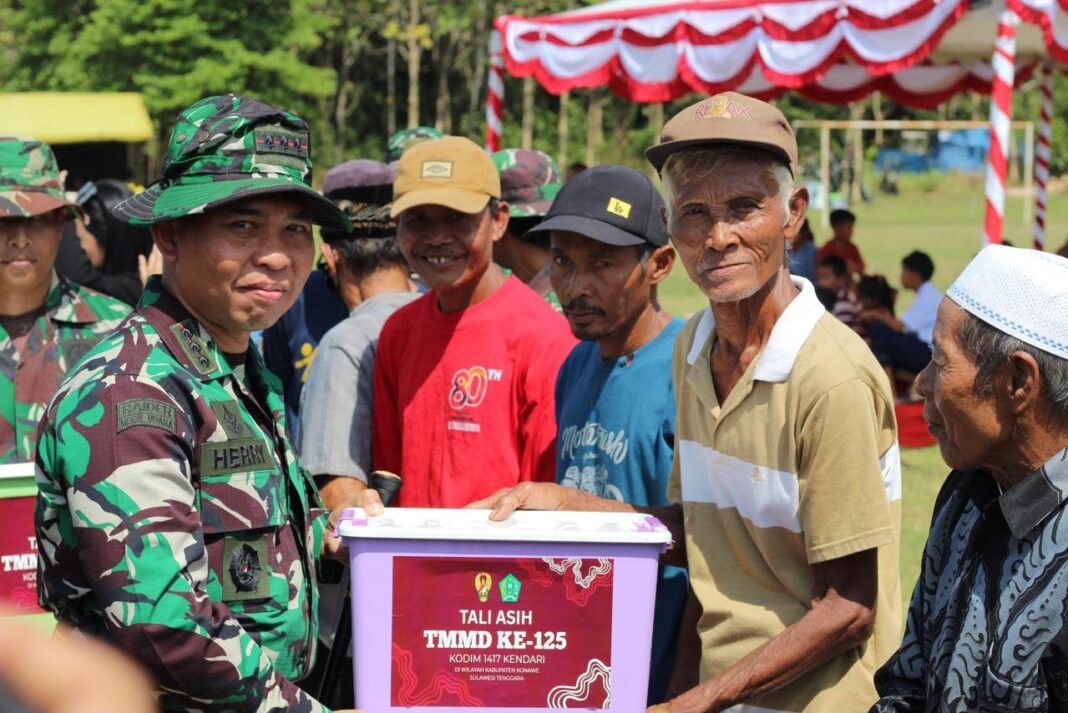 TMMD 125 Kodim 1417/Kendari Tutup Program dengan Berikan 200 Paket Sembako untuk Warga Kurang Mampu