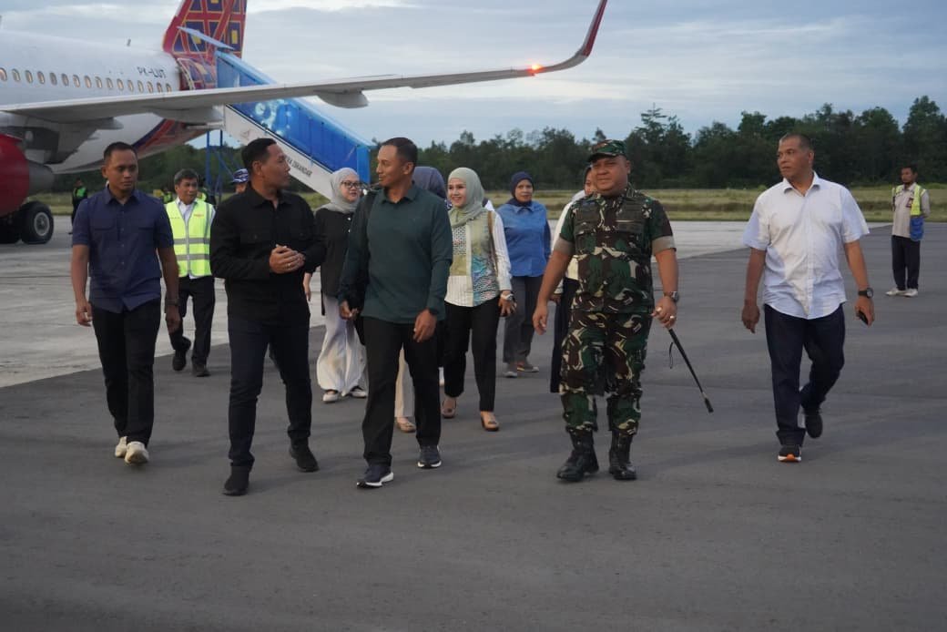 Kasdam XII/Tanjungpura Disambut Hangat di Bandara Iskandar