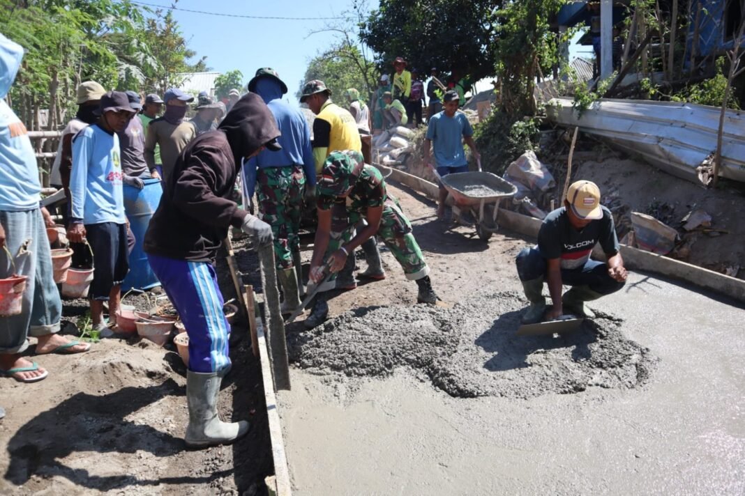 Satgas TMMD ke-125 Kembali Lanjutkan Pengecoran Sayap Jembatan di Desa Binaan