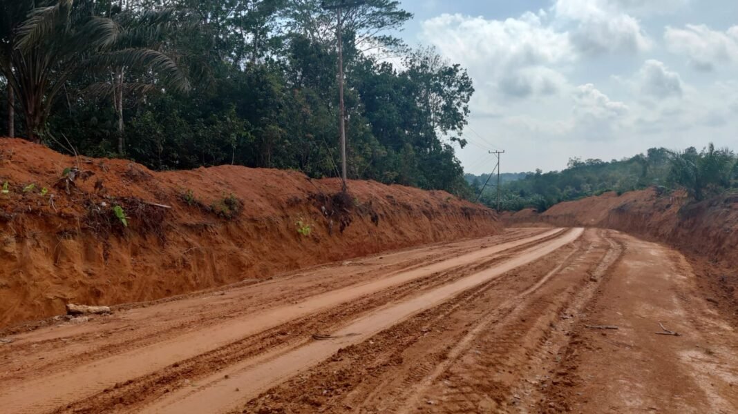 TMMD Reguler ke-125 Kodim 1017/Lmd Tuntaskan Pekerjaan Galian Biasa Pelebaran Jalan 1.000 Meter Sesuai Target