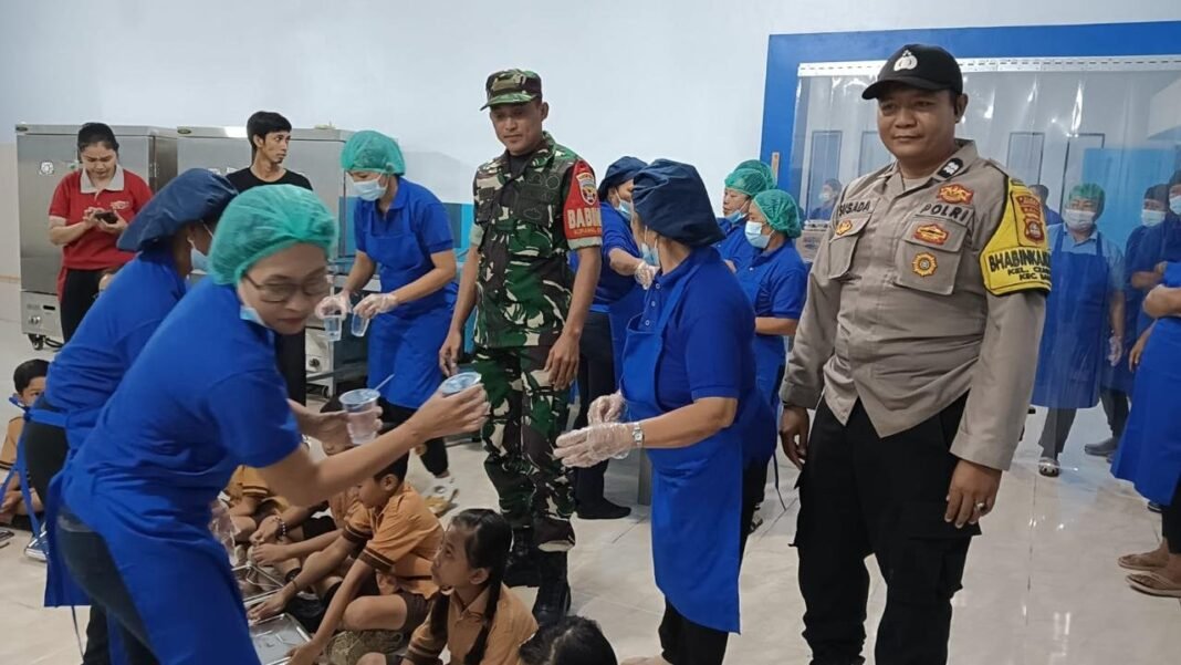 Babinsa Koramil 1626-01/Bangli Dampingi Uji Coba Demo Masak 150 Paket MBG Bersama SPPG Mitra Alota Agung Bali