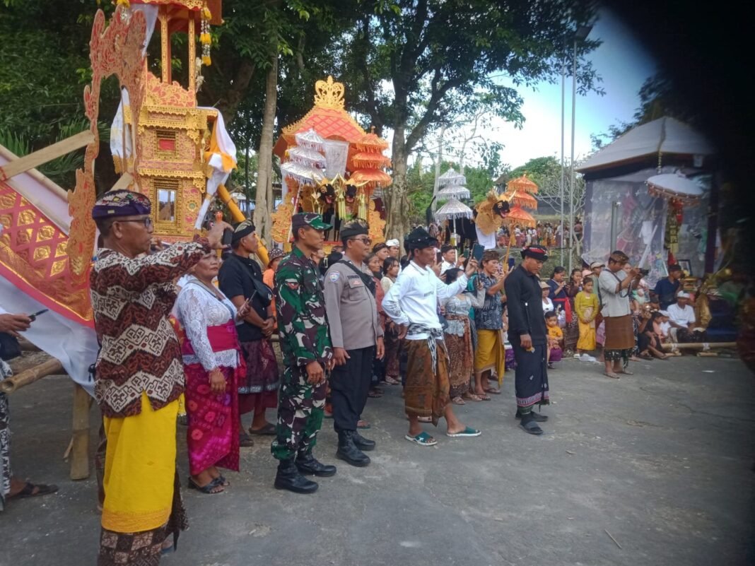 TNI Hadir Ditengah Masyarakat, Babinsa Batukandik Turun Ke Wilayah Amankan Tradisi Mepeed