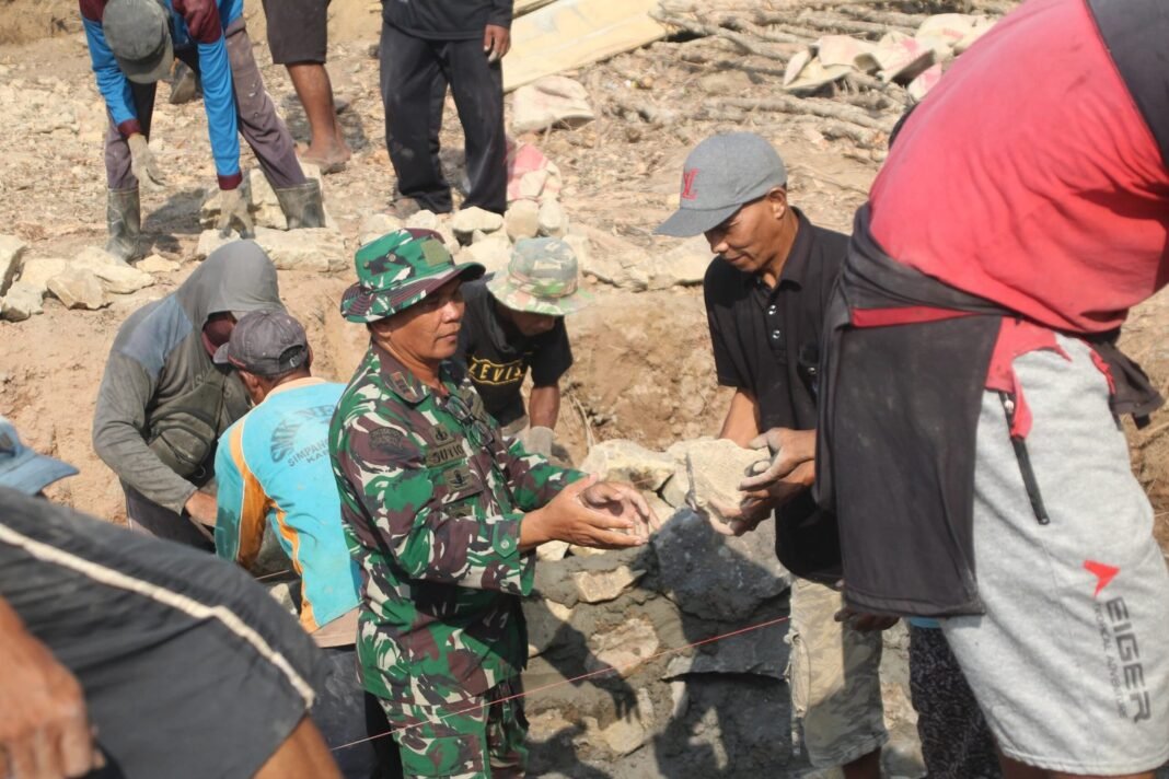 Satgas TMMD ke-125 Kodim 0426/Tulang Bawang Pasang Batu Pondasi Jembatan di Kampung Moris Jaya