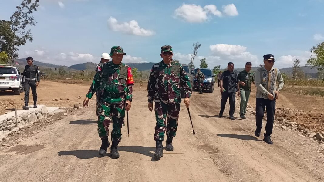 Danrem 161/Wira Sakti Tinjau Langsung Pembangunan Jalan Baru TMMD 125 Kodim Belu