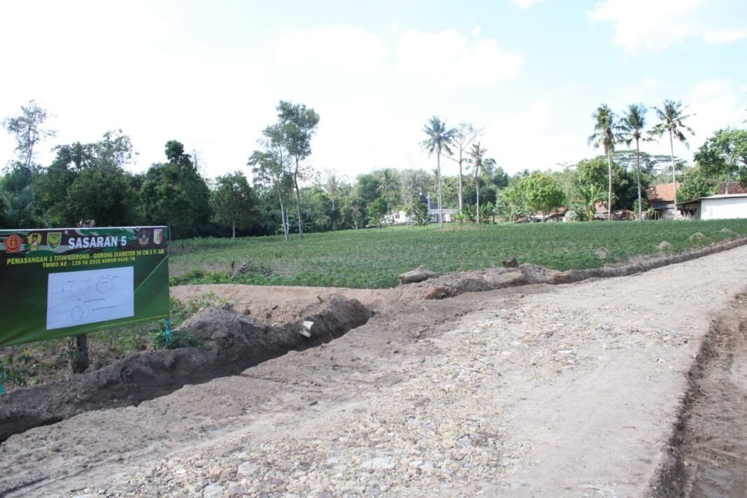 Jelang Penutupan TMMD ke-125, Kodim 0426/Tulang Bawang Rampungkan Pemasangan Gorong-Gorong