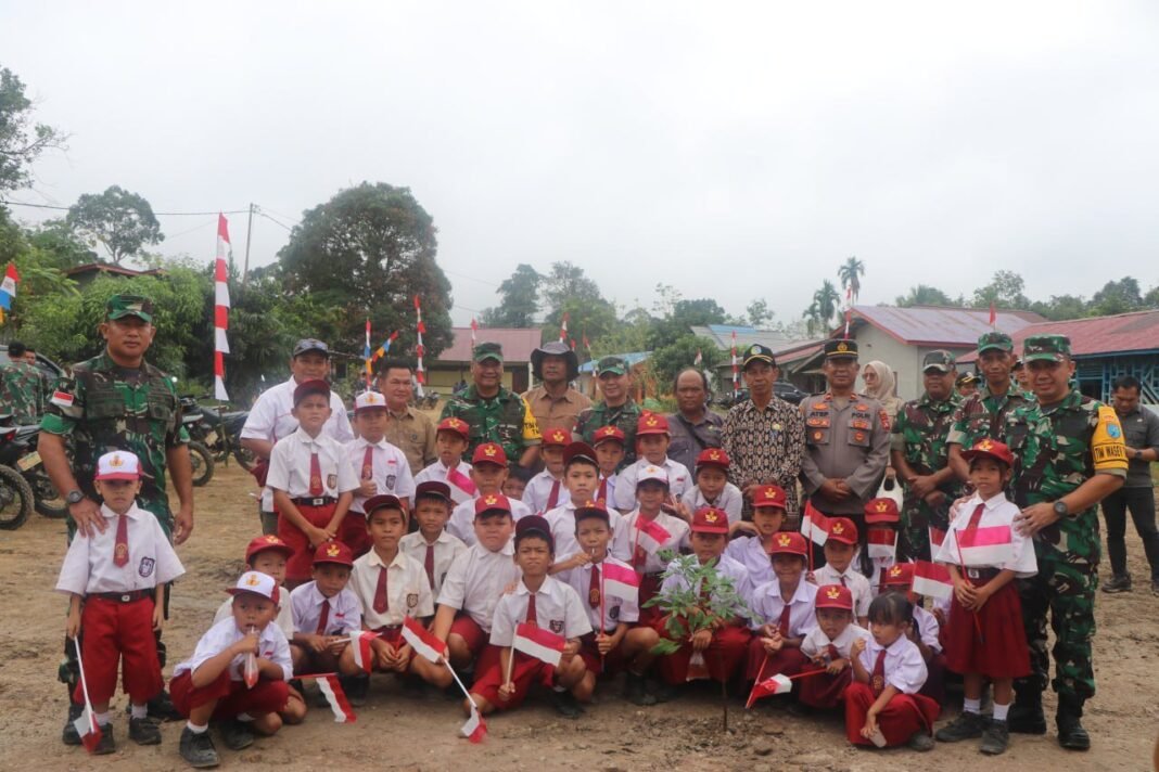 Siswa-Siswi SD Ikut Sambut Kedatangan Tim Wasev