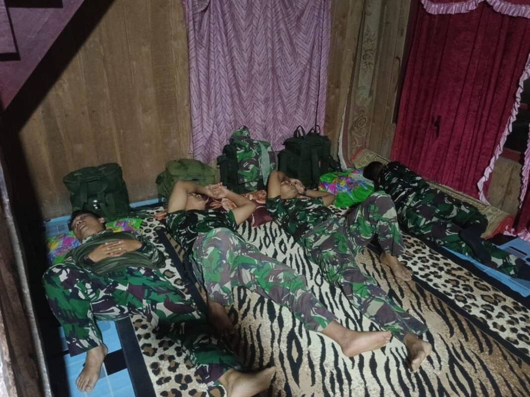 Anggota TMMD Reguler ke-125 Kodim 1017/Lmd Tidur di Rumah Singgah Milik Warga