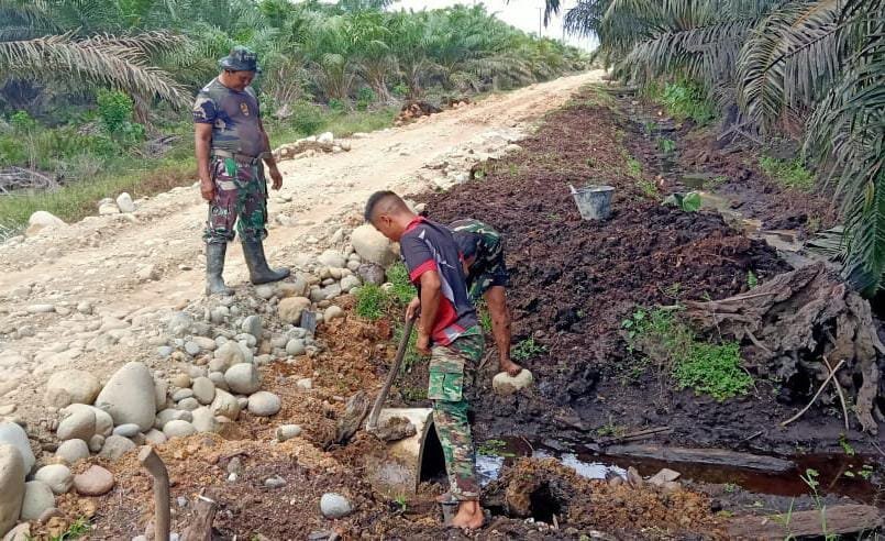 TMMD 125 Kodim 0428/Mukomuko Bangun Loning Gorong-Gorong di Desa Wonosalam