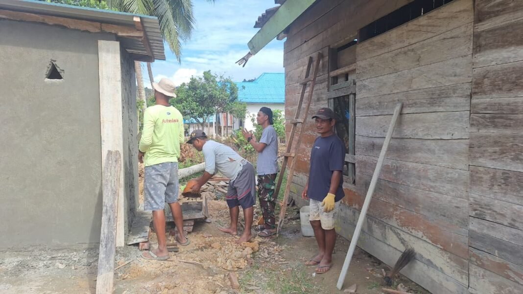 Satgas TMMD 125 Kodim 1417/Kendari dan Warga Nekudu Kompak Kerjakan Plaster MCK