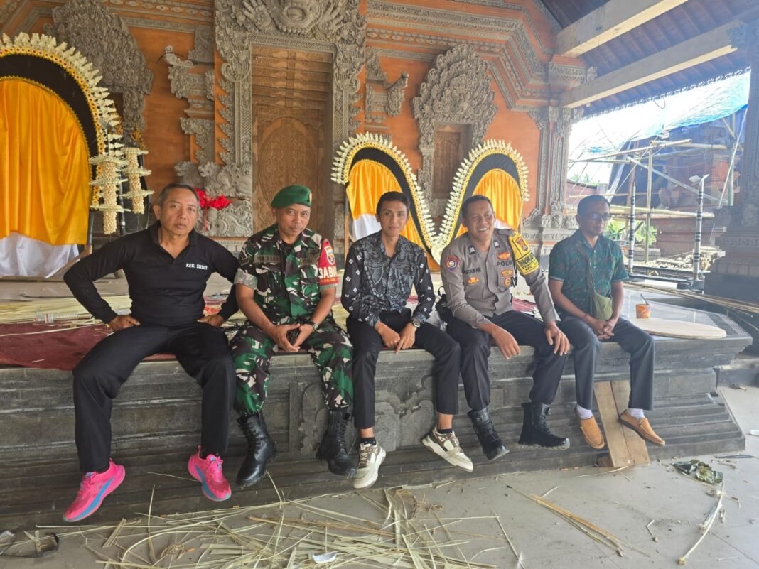 Babinsa Desa Pengiangan Laksanakan Komsos Bersama Pemerintah Desa dan Prajuru Adat