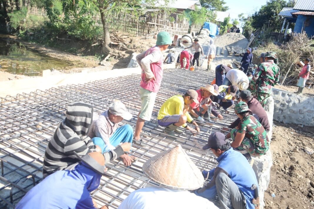 Gotong Royong Satgas TMMD 125 Kodim Sumbawa dan Warga Tuntaskan Tahap Pondasi Jembatan Kalabeso