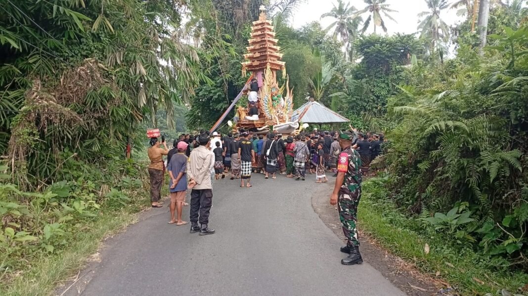 TNI–Polri dan Pecalang Desa Undisan Kompak Amankan Upacara Ngaben