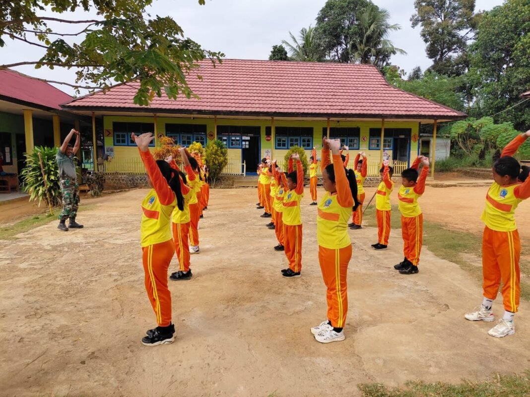 Anak-Anak SD Batu Kotam Antusias Ikuti Senam Pagi Bersama TNI