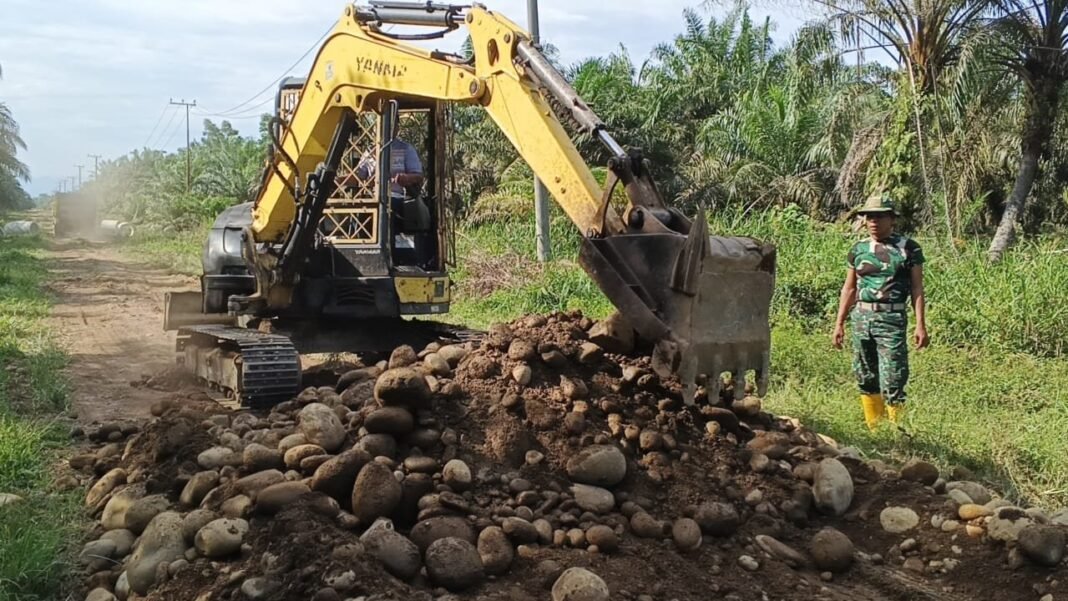 Pengoralan Jalan TMMD 125 Kodim Mukomuko di Desa Wonosalam Sudah Capai 1,3 Km, Warga Semakin Antusias