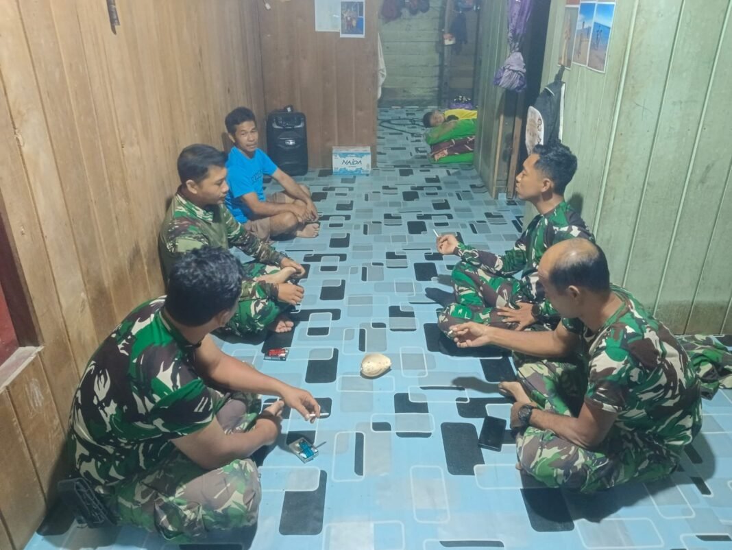 Suasana Kebersamaan Satgas TMMD Reguler ke-125 Kodim 1017/Lmd Bersama Warga di Rumah Singgah Desa Batu Kotam