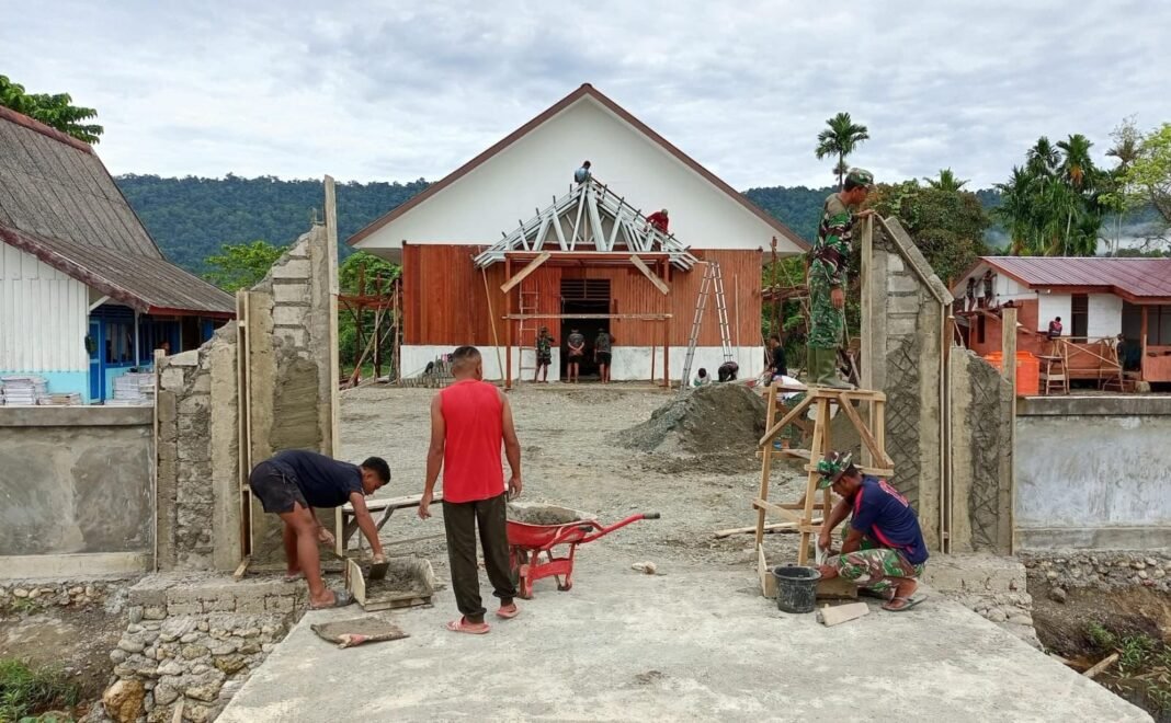 Gotong Royong Wujudkan Gapura Gereja Talitakum, TMMD Kodim 1705/Nabire Bersama Warga Manunggal Jaya