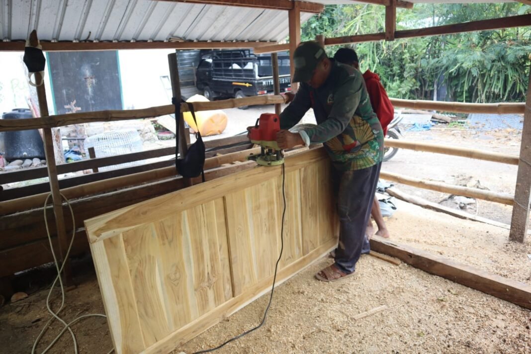 Satgas TMMD Haluskan Pintu Rumah Warga Kalabeso Demi Presisi dan Keamanan