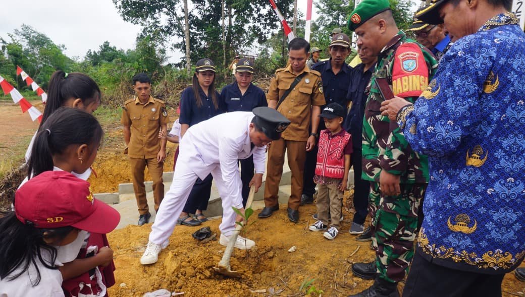 Satgas TMMD 125 Sintang Tanam Semangat Nasionalisme Lewat Penghijauan