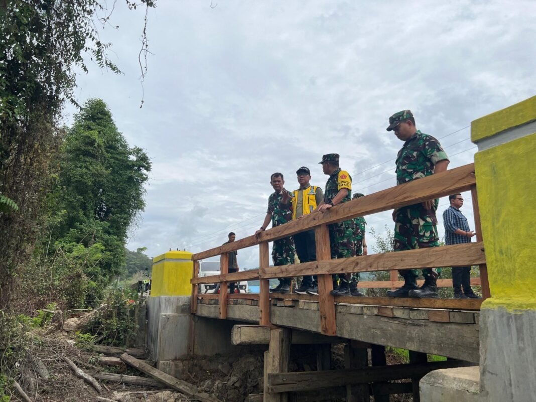 Ketua Tim Wasev Tinjau Jembatan Sasaran TMMD 125 Kodim 1417/Kendari di Konawe