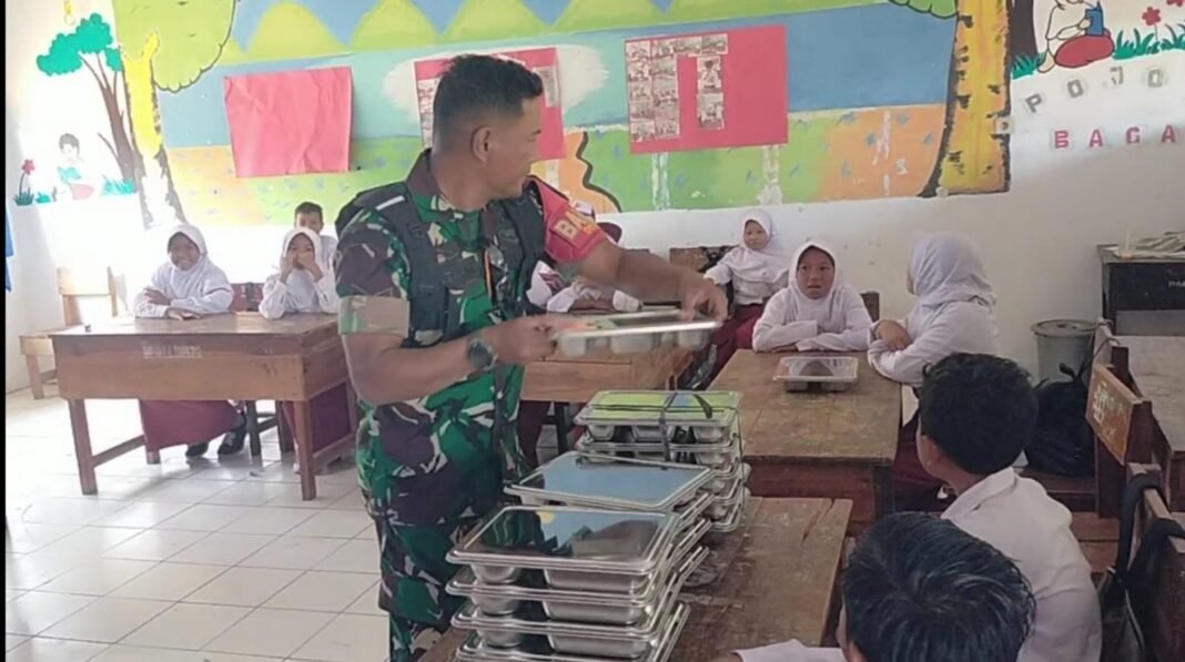 Program MBG di Hu’u Disambut Hangat dengan Kehadiran Babinsa
