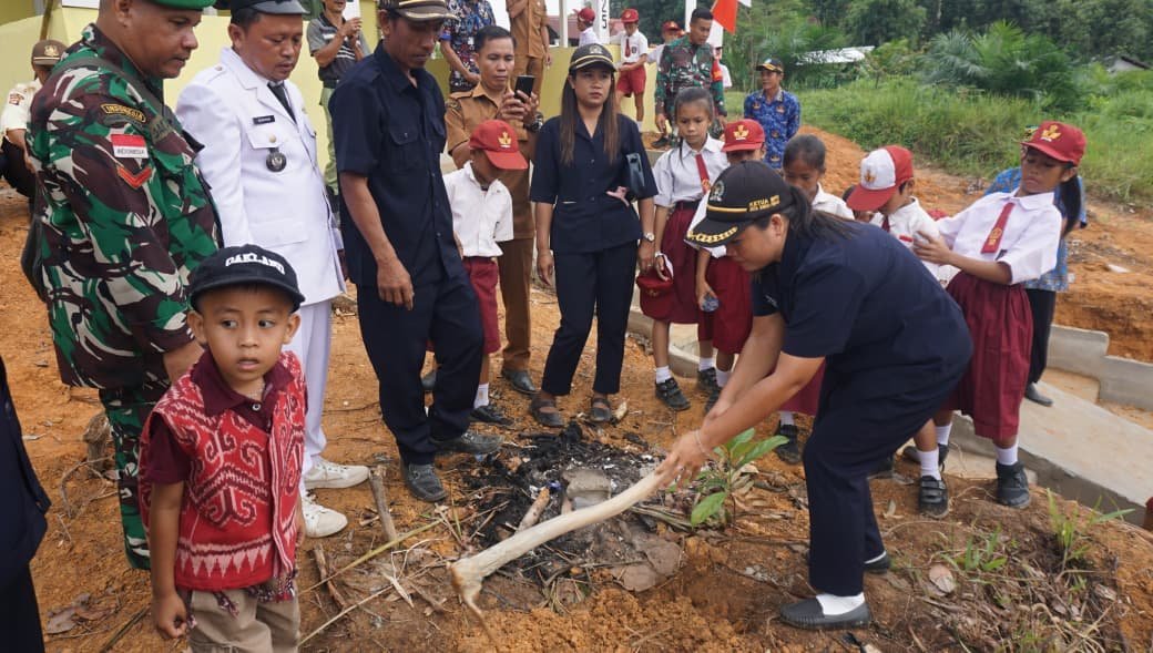 Rayakan HUT RI ke-80, Satgas TMMD 125 Sintang Gelar Aksi Penghijauan Bersama Warga