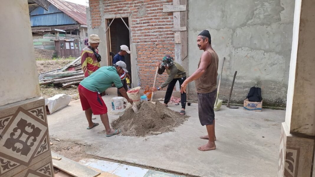 Dengan Sistem Gotong Royong Bersama Warga, Satgas TMMD 125 Kodim 1417/Kdi Rehap MCK Mushola