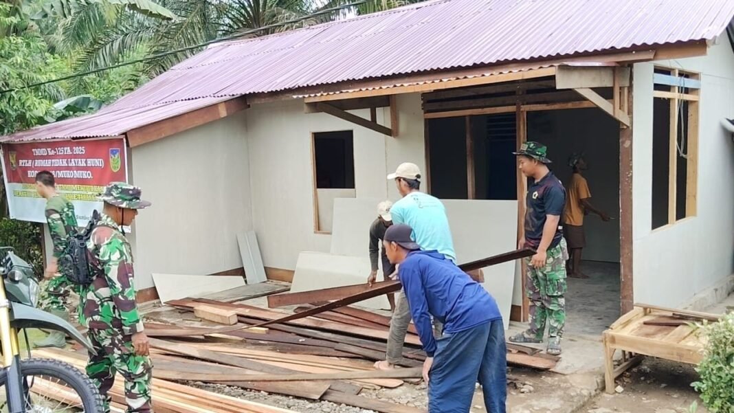 Hari Ke-20 TMMD, Satgas Kodim 0428/Mukomuko Percepat Pemasangan Rangka GRC RTLH