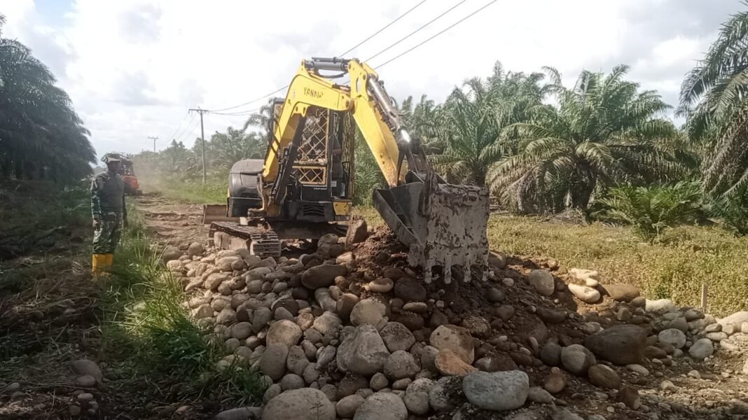 Excavator Meratakan Material Koral ke Setiap Sisi Badan Jalan