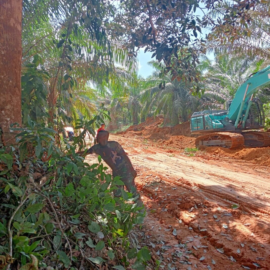 Pembersihan Saluran Drainase Lama Capai 86,08% di Desa Batu TMMD ke-125 Kodim 1017/Lmd Terus Genjot Pengerjaan
