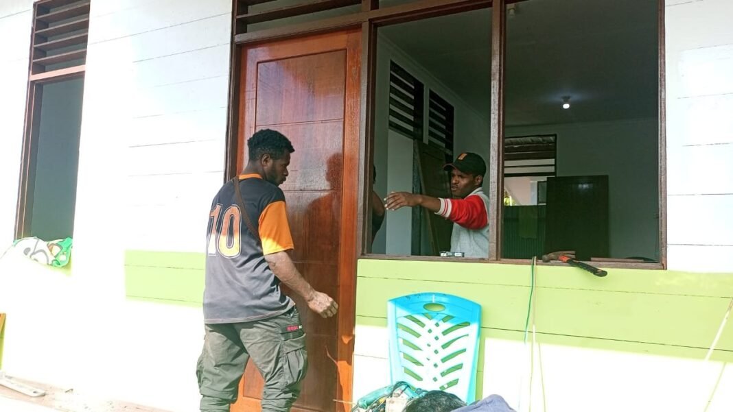 Satgas TMMD 125 Kodim 1705/Nabire Fokus Rampungkan Rumah Pastori di Legari SP4