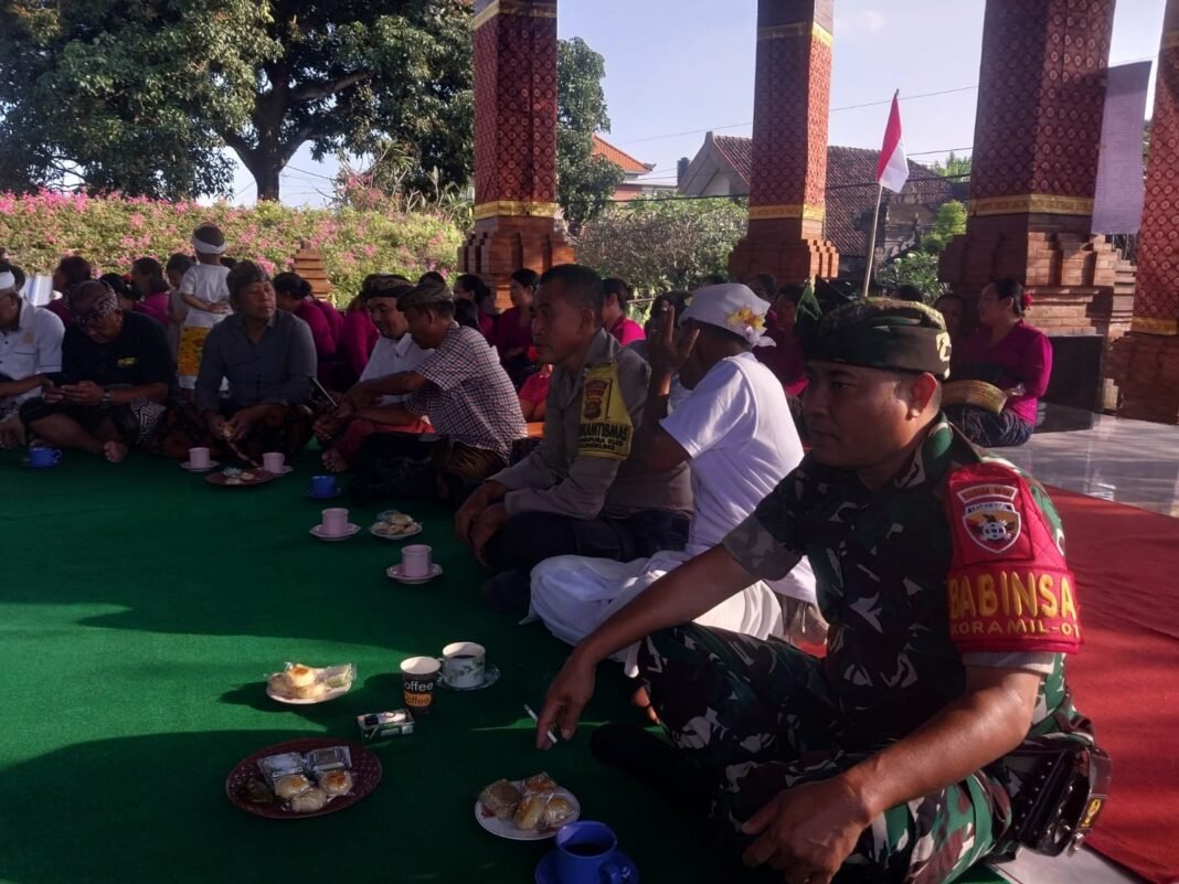 Pengukuhan Kelian Banjar Dan Sembahyang Bersama Berlangsung Khidmat Dikawal Babinsa Semarapura Klod