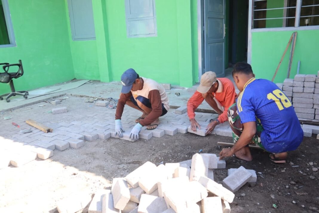 Satgas TMMD 125 Kebut Pemasangan Paving Blok di Halaman Pustu Kalabeso