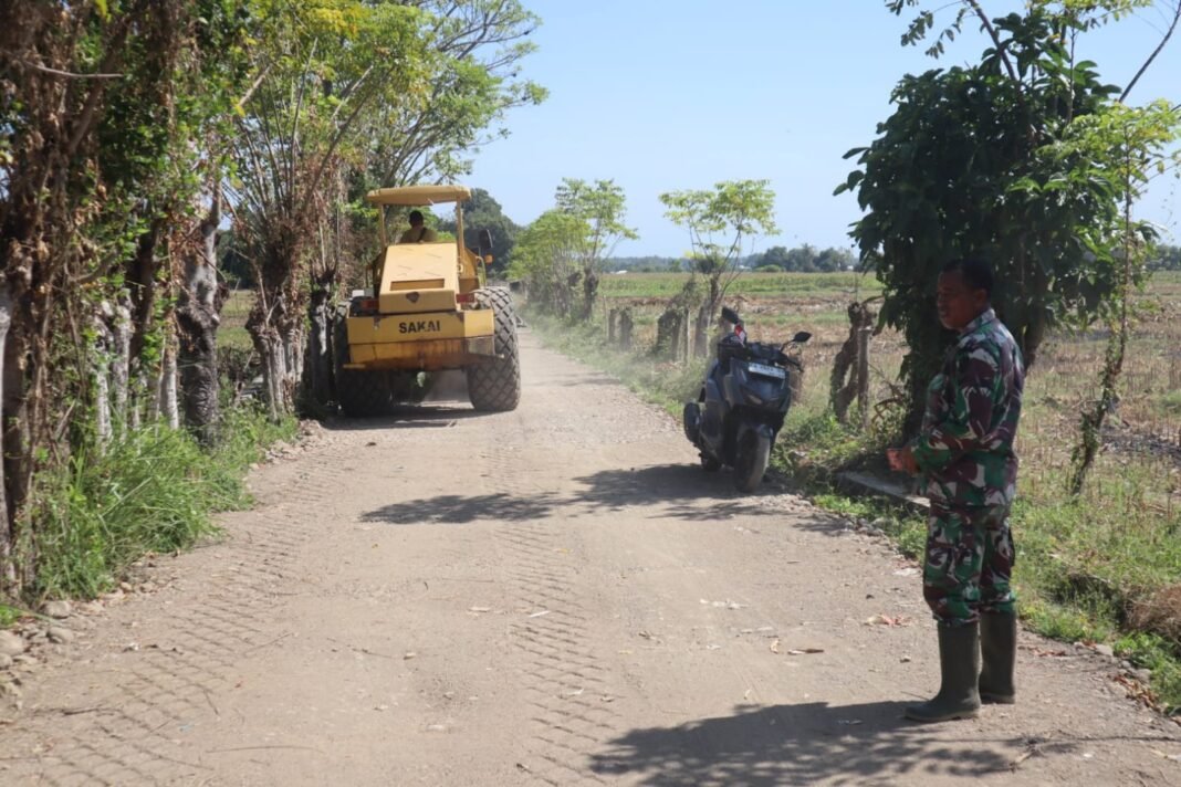 Satgas TMMD 125 Kodim 1607/Sumbawa Gunakan Road Roller SAKAI Rata Jalan Pertanian Kalabeso